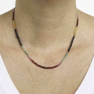 colar rubi esmeralda e safira entremeios em ouro 18k e fecho ouro 18k