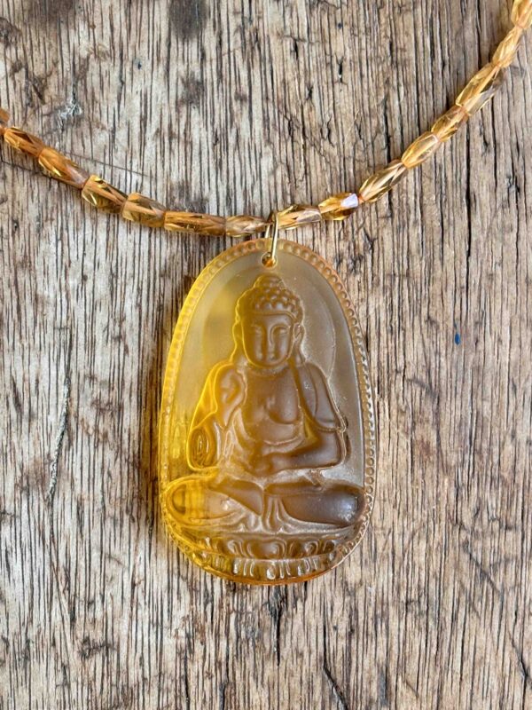 colar fio indiano de citrino, pingente de buda e fecho de ouro 18k