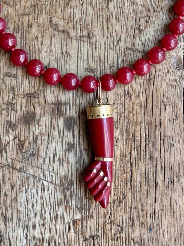 colar de jade com figa crioula e fecho ouro 18k