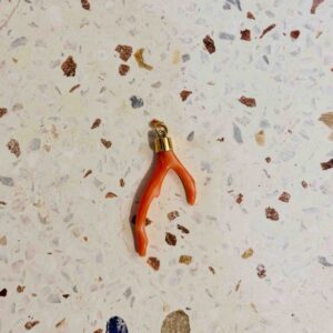 pingente de coral e ouro 18k