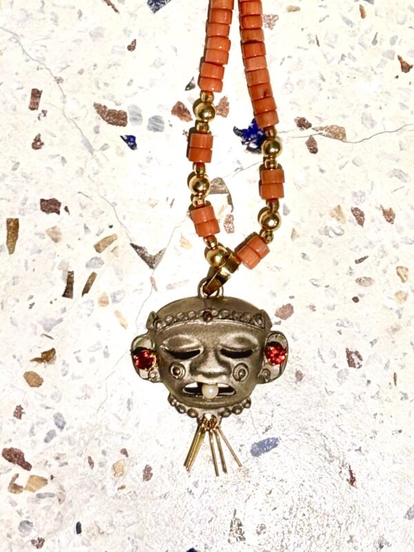Colar de Coral Natural, Ouro 18k e Pingente Étnico