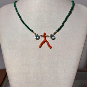 colar de malaquita com coral ouro 18k e topazios azuis