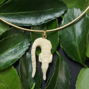 pingente marfim jacare